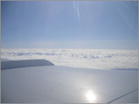 Над крылом самолета...