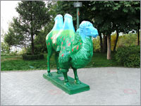 Верблюд на горе Кок-Тебе (г. Алматы, октябрь 2007 года). Ежегодно в Алмате известные люди раскрашивают фигуры животных и выставляют их на улицы города. После определенного времени фигуры распродаются. Вырученные деньги идут на благотворительность.