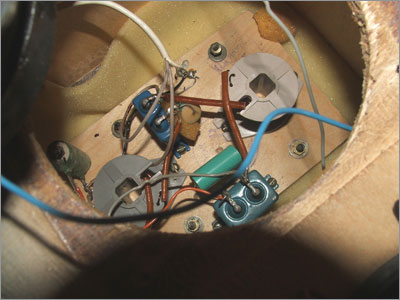 Элементы разделительного частотного фильтра располагаются на фанерке, которая прикручена к задней стенке колонки