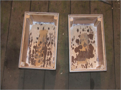 По внутренним углам установлены бруски и приклеены клеем ПВА