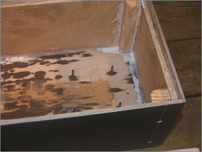 По внутренним углам установлены бруски и приклеены клеем ПВА