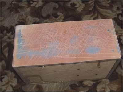 Для того, чтобы потом приклеить шпон, пришлось изрядно поцарапать боковые стенки корпусов