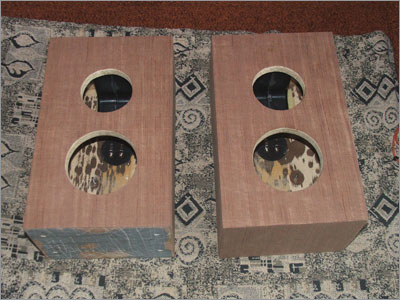 После установки фазоинвертора (прикручивания и приклеивания) корпуса были оклеены шпоном