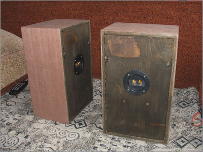 В заднюю стенку &laquo;врезаны&raquo; терминалы для подключения проводов