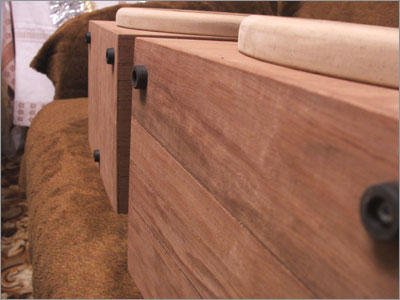 Для того, чтобы колонки устойчиво стояли на любой поверхности, к нижнему основанию колонок прикручены по 3 резиновые ножки