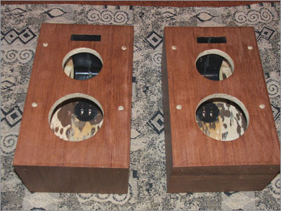 Корпуса покрашены первым слоем лака