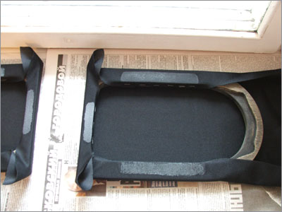 С внутренней стороны ткань закрепляем скобами при помощи строительного степлера