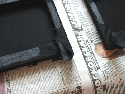 С внутренней стороны ткань закрепляем скобами при помощи строительного степлера