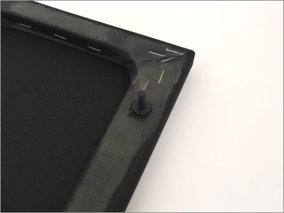 Ткань закреплена и проклеена по контуру. Установлен крепеж